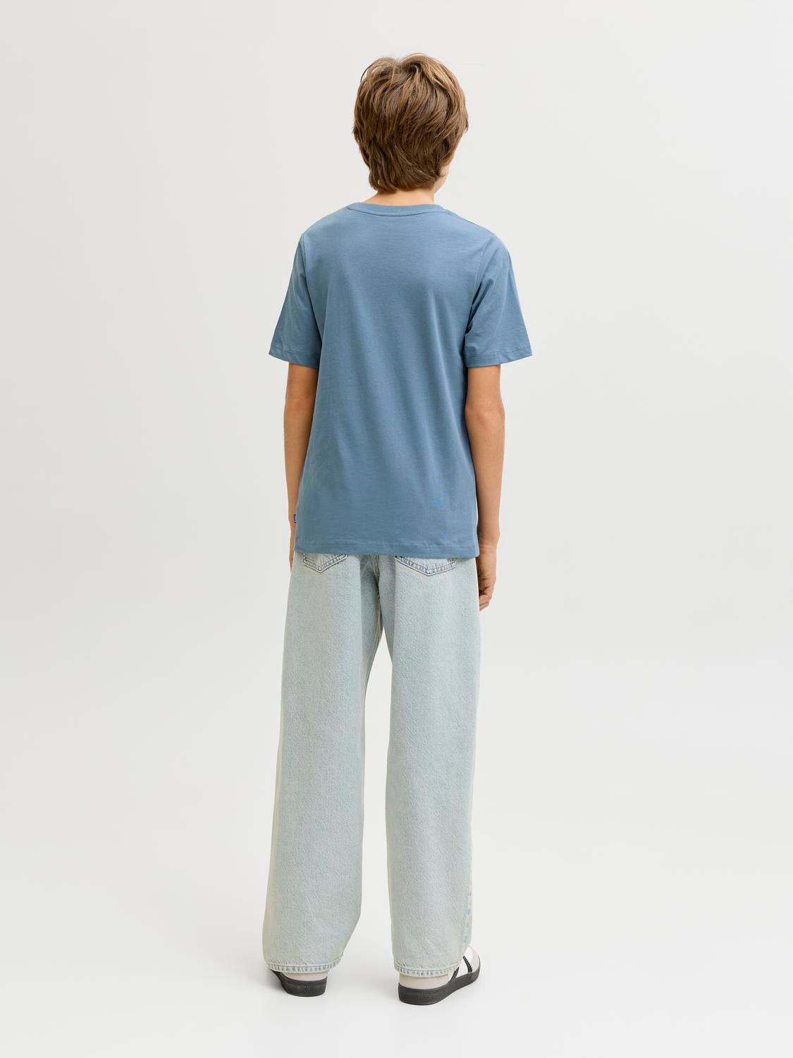 model_shot-back